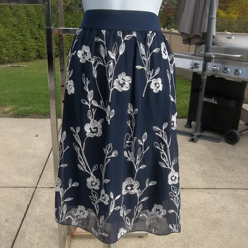 NWT METROWEAR NAVY&WHITE FLORAL EMB SKIRT L